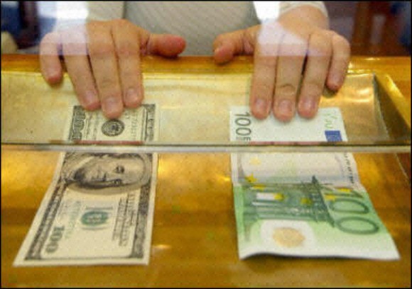 Dollar fort face à un euro affaibli