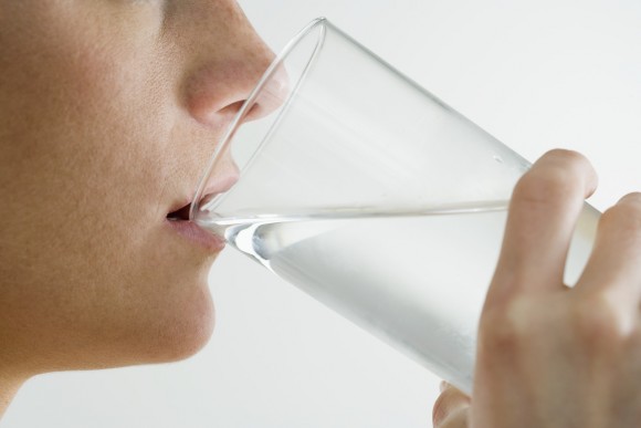 boire trop eau exces insomnie transpiration