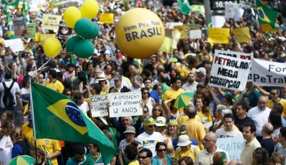 Brésil : la crise économique et le scandale Pétrobras poussent 1,5 million de manifestants à réclamer la destitution de Dilma Rousseff