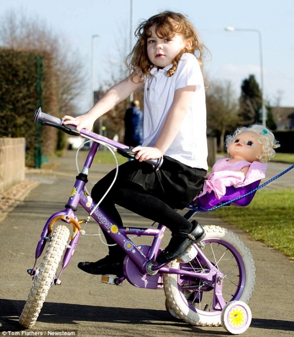 Grande-Bretagne police interpelle enfant quatre ans velo trottoir