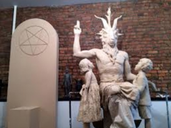 Le Capitole de l'Oklahoma échappe à une statue de Satan (Baphomet), mais en ordonnant l'éviction d'une Table des Dix Commandements