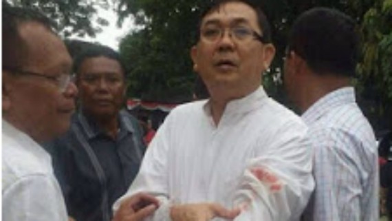 attentat suicide manqué Indonésie prêtre blessé messe
