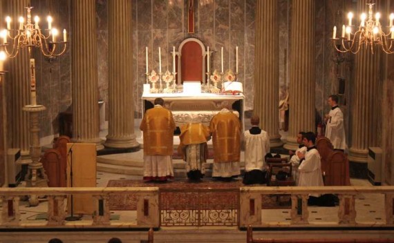 cardinal Burke Sarah célébrer ad orientem face autel