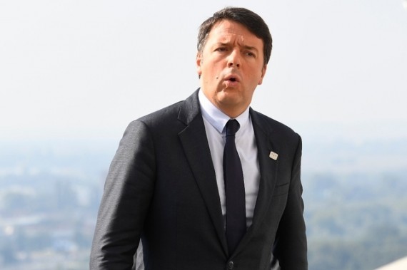 Matteo Renzi menace opposer veto budget européen UE refuse migrants