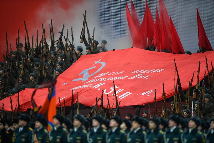 drapeau rouge flotté Moscou parade Seconde Guerre mondiale photo