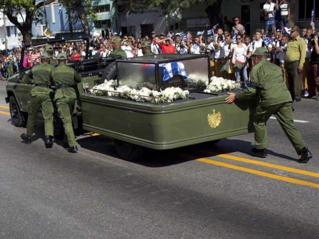 jeep transportant restes Fidel Castro tombe panne