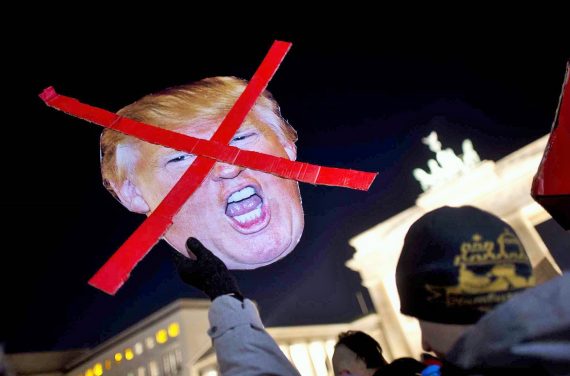 Manifestations anti Trump Casseurs Femmes Médias Showbiz  Mondialisme Démocrates