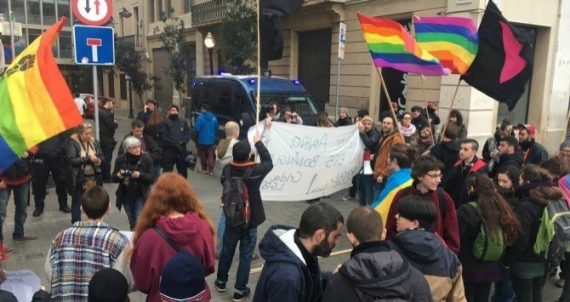 Philippe Ariño homosexuel chasteté harcelé LGBT Barcelone