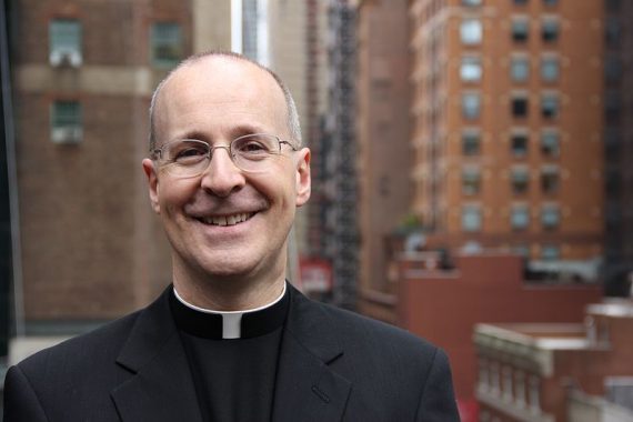 LGBT James Martin jésuite pro gay consultant communication Vatican