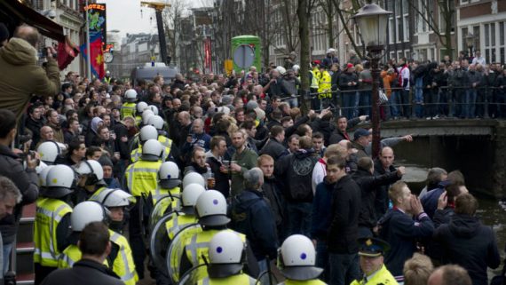 Discrimination positive annonce police Amsterdam colère forces ordre