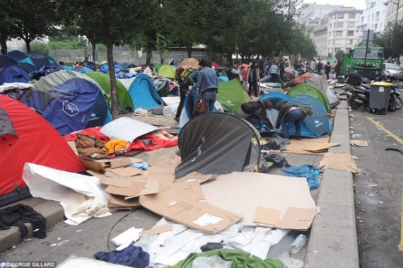 migrants touristes Paris poubelle coupe gorge Hidalgo