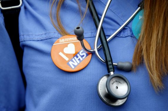 NHS recrutement médecins étrangers réduire exigences formation