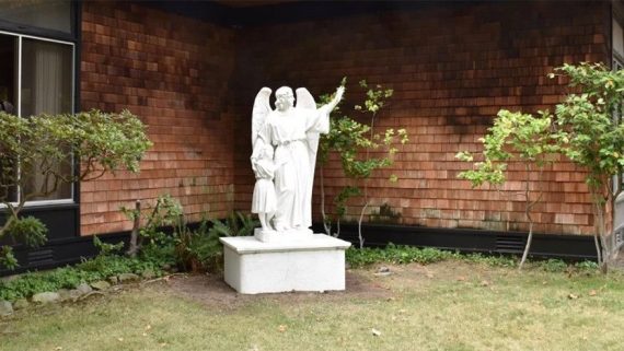 école catholique enlève inclusive statues San Domenico San Anselmo Californie