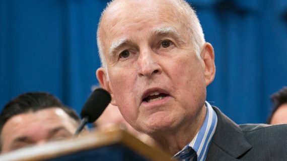 Jerry Brown loi personnels maisons médicale pronoms transgenres gouverneur Californie