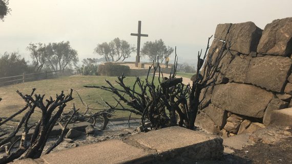 Miracle croix Serra Ventura Californie épargnée incendies