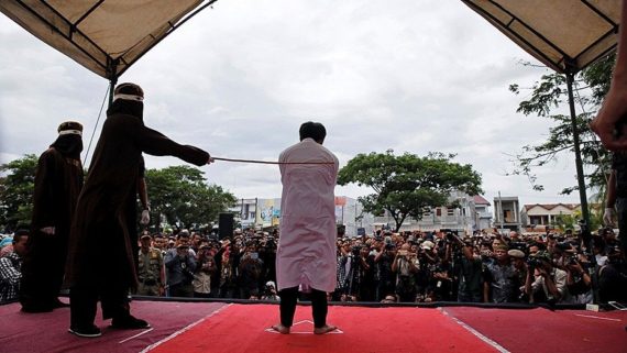 chrétiens fouettés place publique Indonésie charia non respect