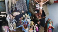 La photo: Des artistes représentent des figures religieuses avec des poupées… sauf Mahomet.