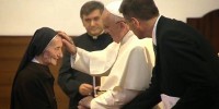 Le pape rencontre deux martyrs en Albanie