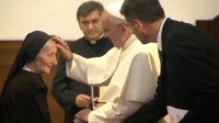 Le pape rencontre deux martyrs en Albanie