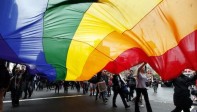 Une femme élevée par des lesbiennes témoigne contre LGBT et reçoit des menaces…