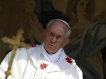 La phrase : « L’être humain devient esclave (…) parfois même de formes déviantes de religion »