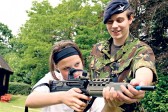 Royaume-Uni : enrôler les jeunes filles en manque de père dans l’armée