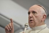 Mgr Becciu, de la Secrétairerie d’Etat, rectifie les propos du pape François sur les lapins