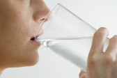 Boire trop d’eau peut provoquer des insomnies ou des excès de transpiration