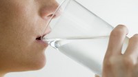 boire trop eau exces insomnie transpiration