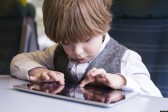 Calmer les enfants avec un iPad, c’est compromettre leur développement