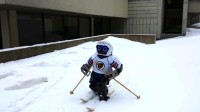 robot humanoide Jennifer skier
