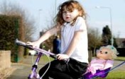 Grande-Bretagne : la police interpelle une enfant de quatre ans pour avoir fait du vélo sur le trottoir