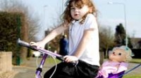 Grande-Bretagne : la police interpelle une enfant de quatre ans pour avoir fait du vélo sur le trottoir
