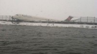 New-York-tempete-de-neige-derapage-avion