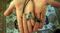 exorcisme prêtre arrêté Burgos mineure tentative suicide