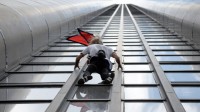 La photo : Alain Robert fait l’ascension de la tour Montparnasse