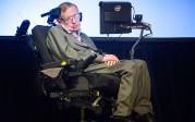 Stephen Hawking « envisagerait » le suicide assisté s’il devait devenir un « fardeau »
