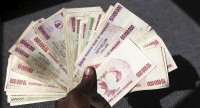 Le Zimbabwe de Mugabe supprime totalement ses dollars, devenus inutilisables en raison de l’hyperinflation