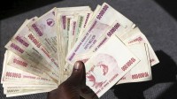 Zimbabwe hyperinflation Mugabe milliards dollars inutilisables