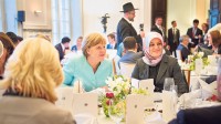 Charia : la première banque islamique d’Allemagne, KT Bank, ouvre ses portes à Francfort, et Merkel participe à l’iftar