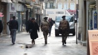 Militaires policiers caillassés hommes cagoulés Valence