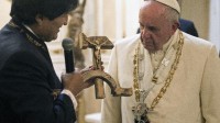 Vatican crucifix communiste Evo Morales symbole dialogue