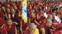 Endoctrinement séparatisme moines Tibet contrôle gouvernement chinois