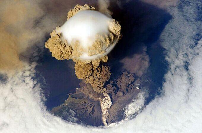 La photo : une éruption volcanique dans les îles Kouriles…