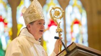 Australie évêque poursuivi mariage homme femme