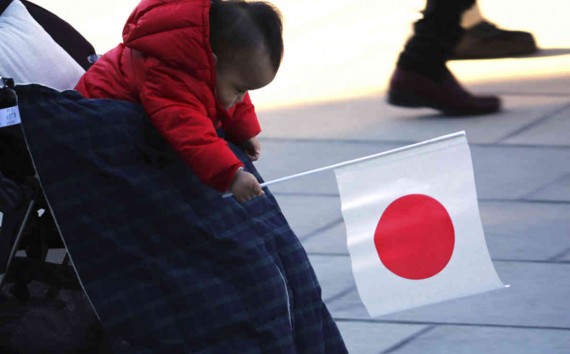 Shinzo Abe action politique baisse taux natalité Japon