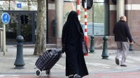 Belgique 18 mois prison femme agressé policier niqab