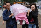 Des parents qui ont perdu leur enfant unique en Chine manifestent devant la Commission du planning familial