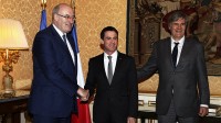 Le commissaire européen à l'Agriculture, Phil Hogan (G), le Premier ministre Manuel Valls (C) et le ministre français de l'Agriculture, Stéphane Le Foll (D), le 25 Février à Paris.