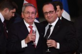 Présentation officielle de Cuba à Paris&nbsp;: le communiste Raul Castro dans les bras de Hollande